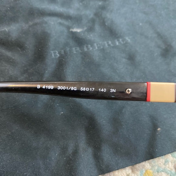 New in box Burberry Sunglasses - Picture 6 of 16